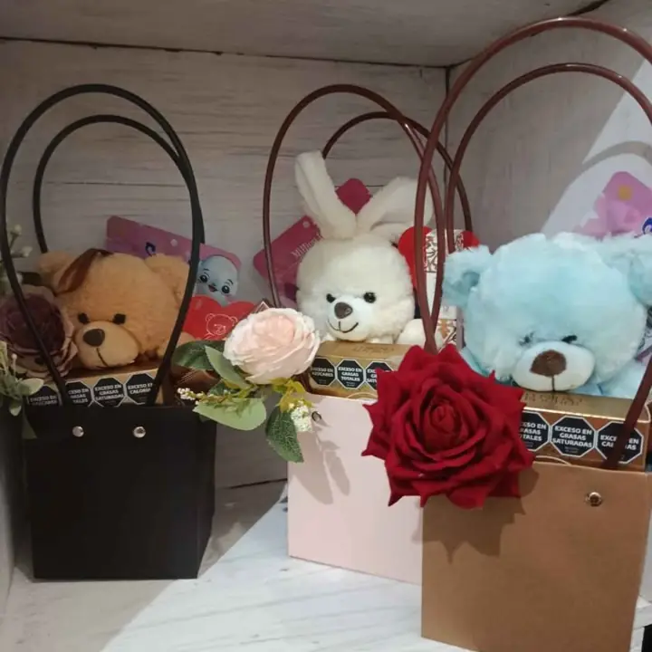 Regalos san Valentín , arreglos con flores naturales o artificiales , sublimados tazas , remeras,etc