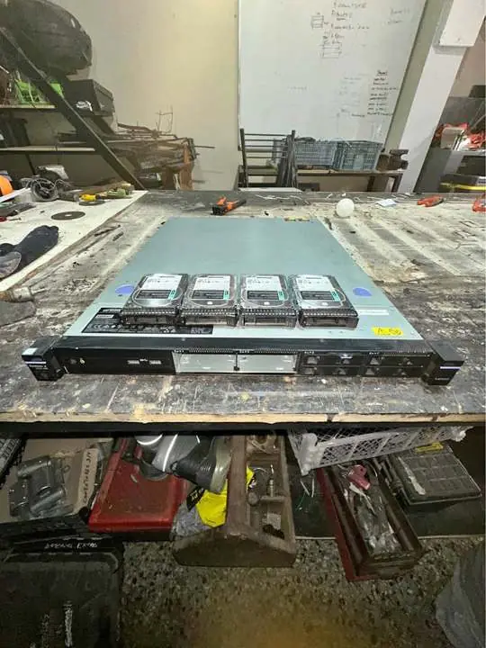 Servidor rackeable lenovo con 4 discos 1tb