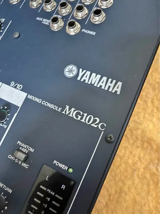 Consola yamaha mg102C
