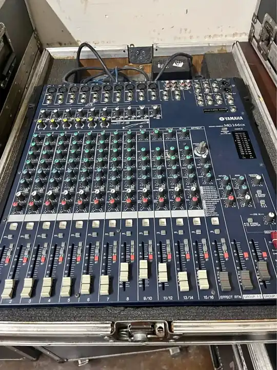 Consola yamaha mg166cx