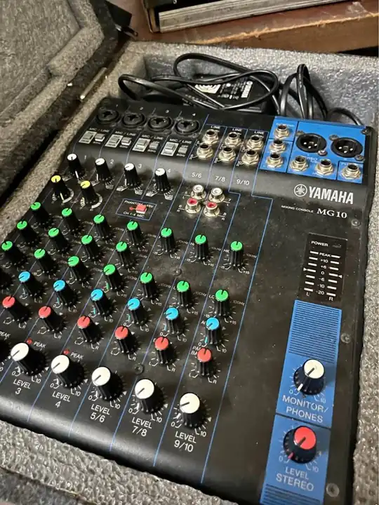 Consola yamaha MG10