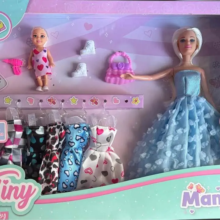 Muñeca tiny mamá con vestidos y accesorios