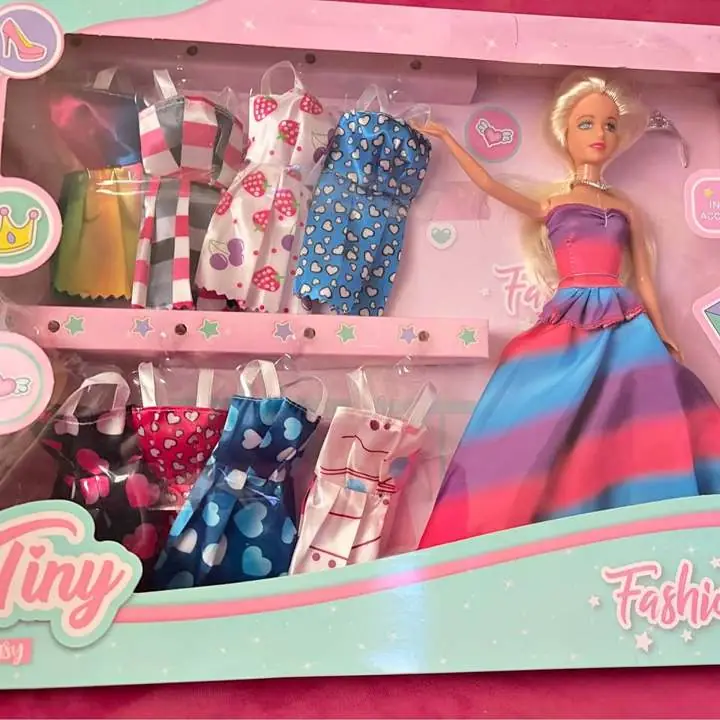 Muñeca riny con vestidos y accesorios