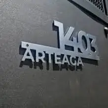 Elegantes letras de acero planas para su empresa