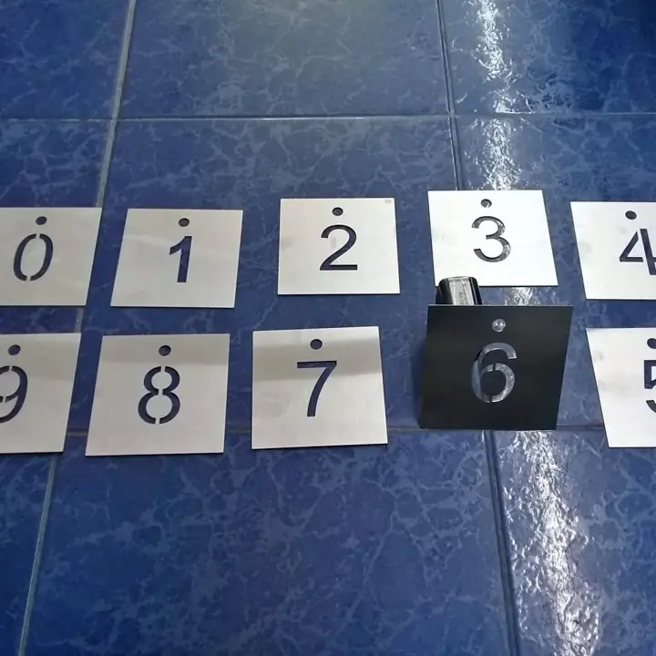 Numeración calada en acero