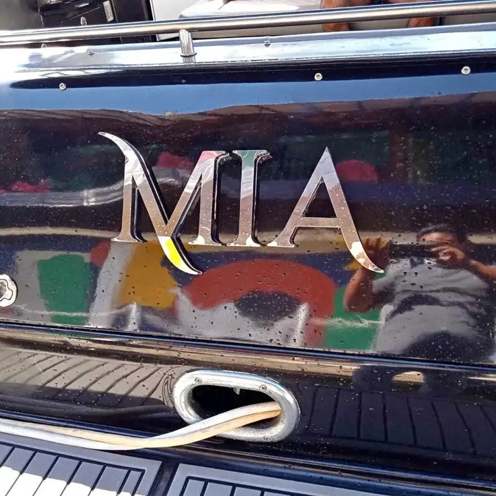 Calidad de acero en letras corpoóreas