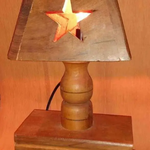 Artesanal lámpara de algarrobo