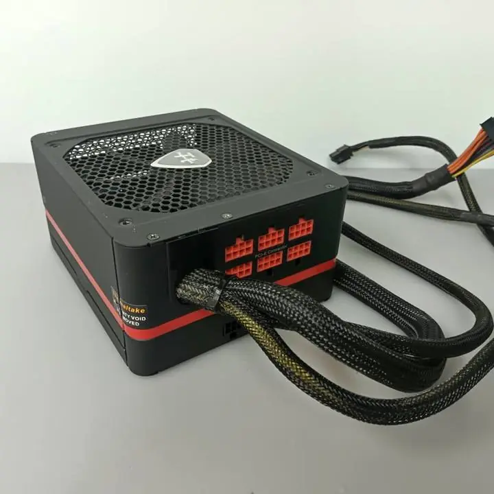 Fuente de Poder Thermaltake 1050w 80 Plus / a reparar