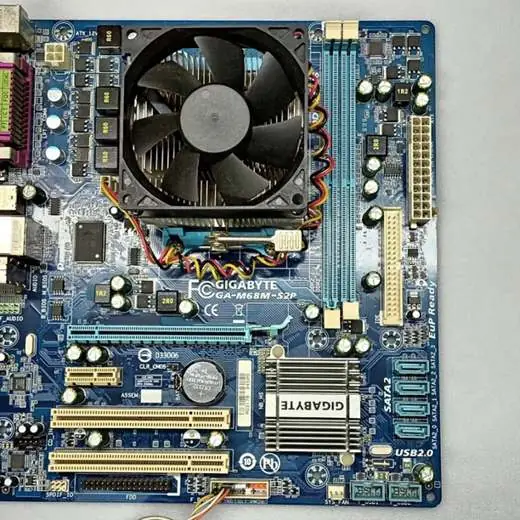 Motherboard AM2+ AM3 / Gigabyte M68M-S2P + AMD Athlon X2 4600+