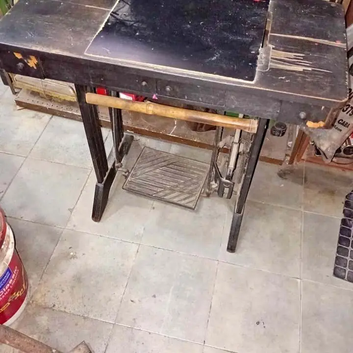 Base de máquina de coser cómo mesa o adorno