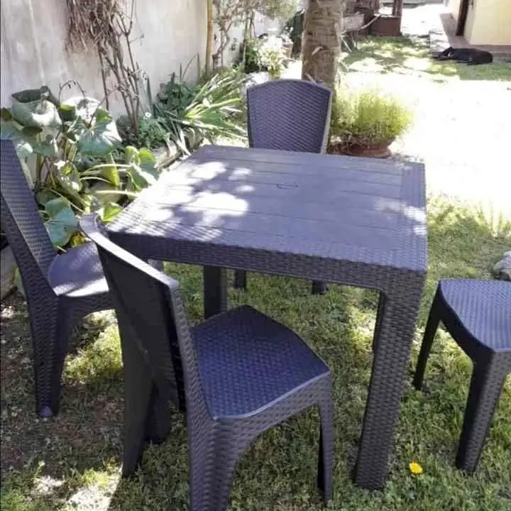 Juego de mesa y sillas simil rattan