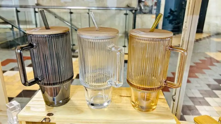 Vaso de vidrio con tapa y sorbete
