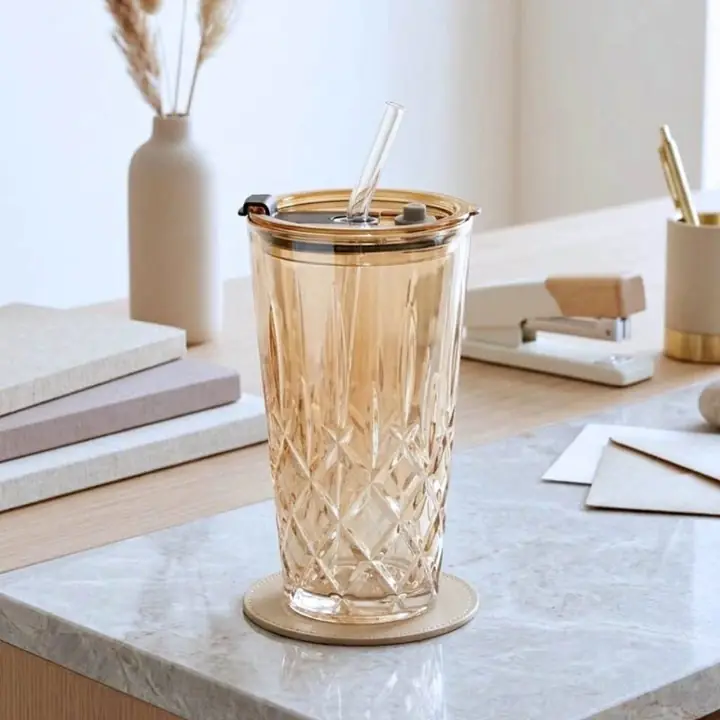 Vaso ámbar con tapa y sorbete