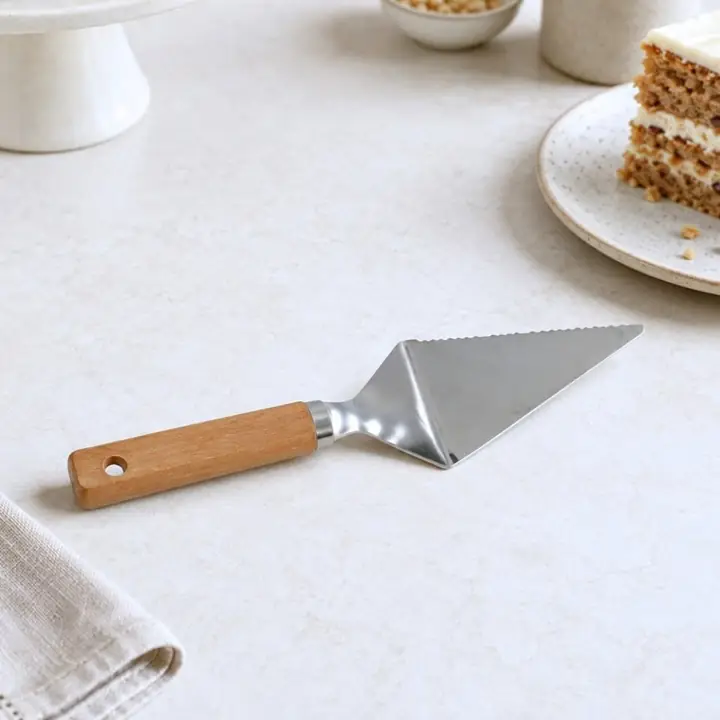 Utensilios de acero y mango de madera