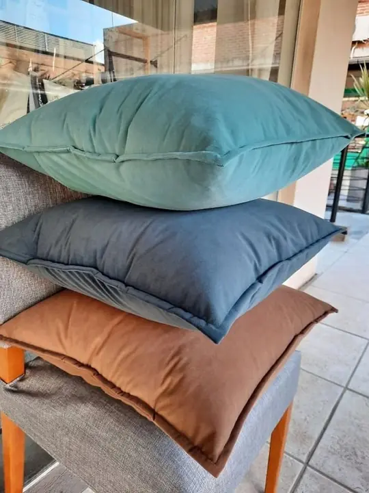 Almohadones con funda desmontable y relleno 50X50