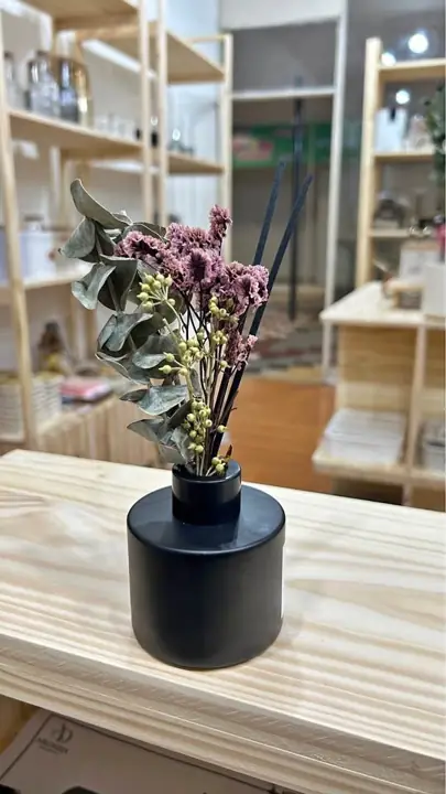 Difusor de varillas con esencia y florero
