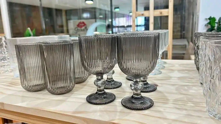Vasos y copas con alta calidad negros