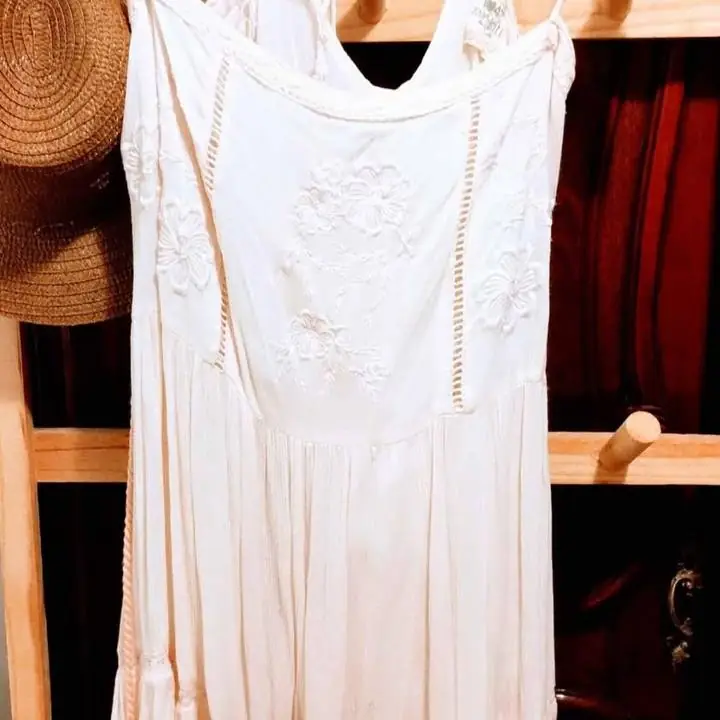 Vestido de bambula bordado rosa claro 47 street y vestido azul bordado