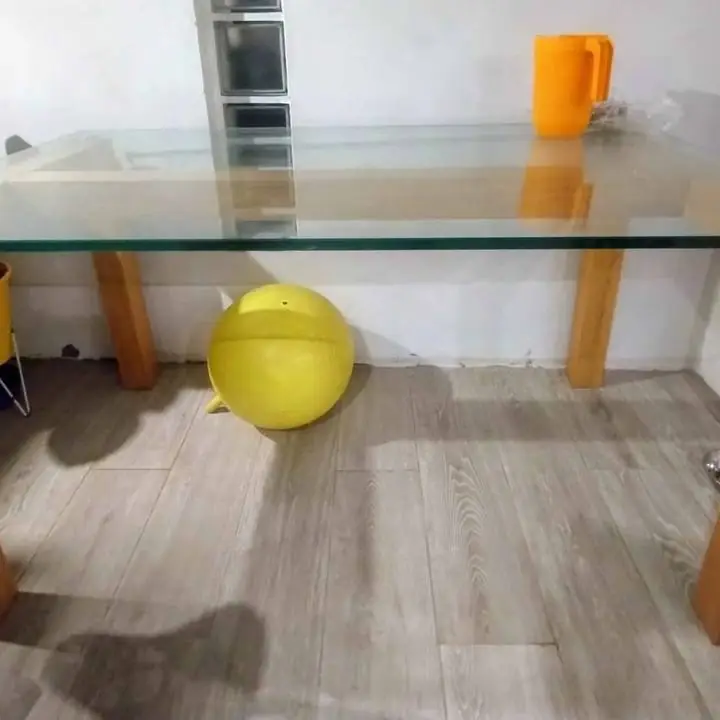 Mesa de madera paraíso y vidrio templado