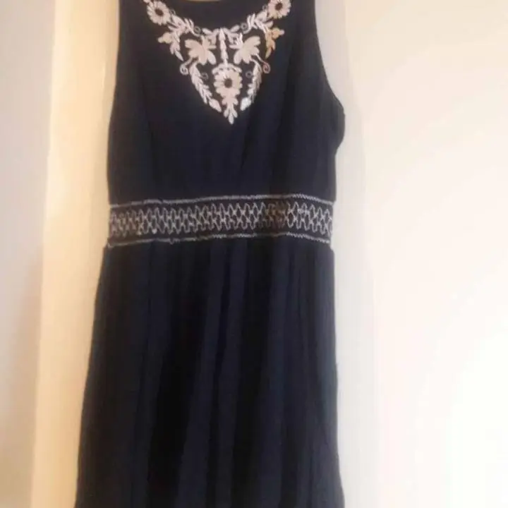 Vestido azul oscuro bordado