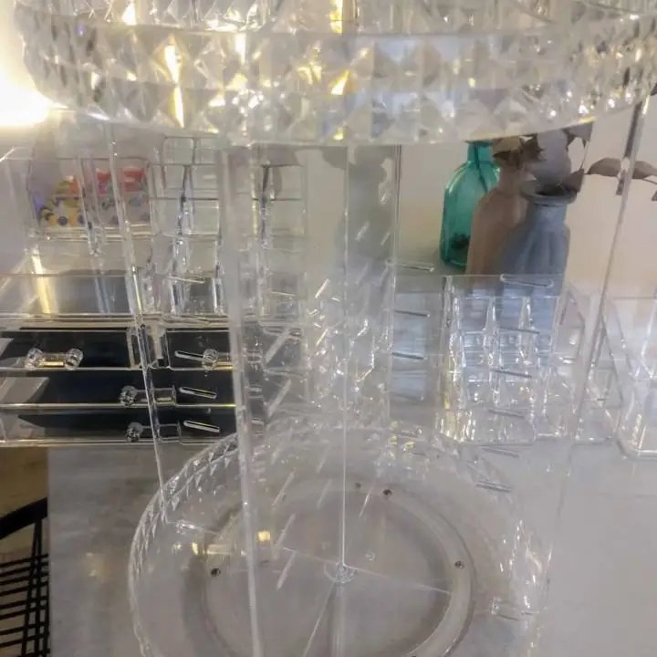 Hermoso organizador de maquillaje giratorio (Le faltan los estantes)