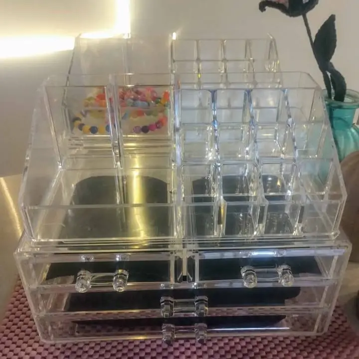 HERMOSO Organizador de maquillaje de acrílico ( con pequeño detalle; ver imagen)