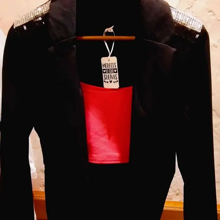 Blazer sastrero de noche. detalle de lentejuelas en hombros . entallado talle 1
