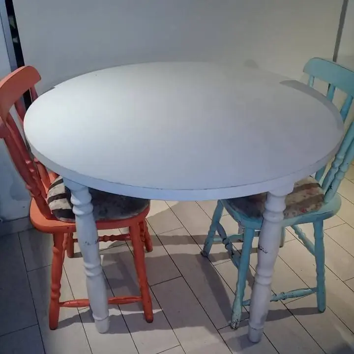 Mesa redonda 90x90 pintada de blanco. Tapa mdf y sillas. Vendo!