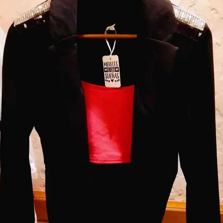 Blazer sastrero de noche. detalle de lentejuelas en hombros . entallado talle 1