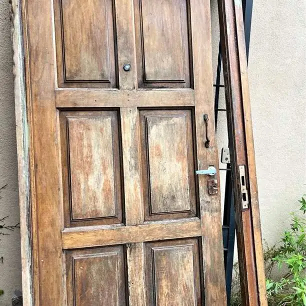 Puerta exterior de cedro impecable estado lista para colocar con cerradura y llave