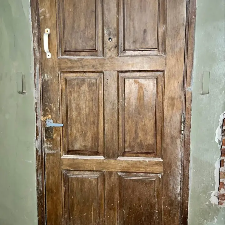 Puerta de madera roble maciza usada con cerradura y marco