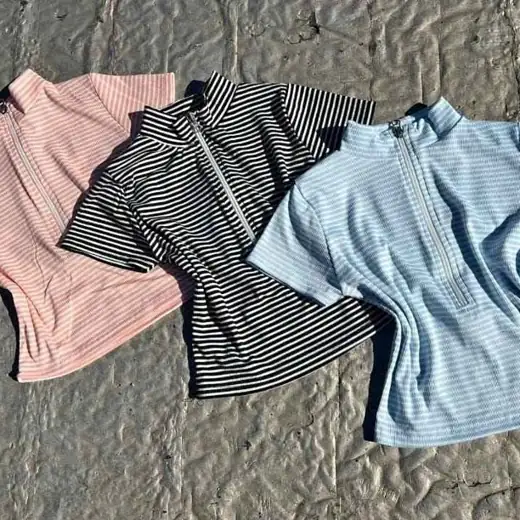 Remera cierre rayado