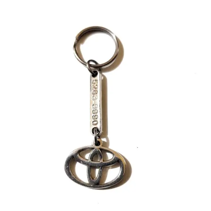 Llavero Logo Toyota Corolla Hilux Rav4 Etios Metal Auto Plateado