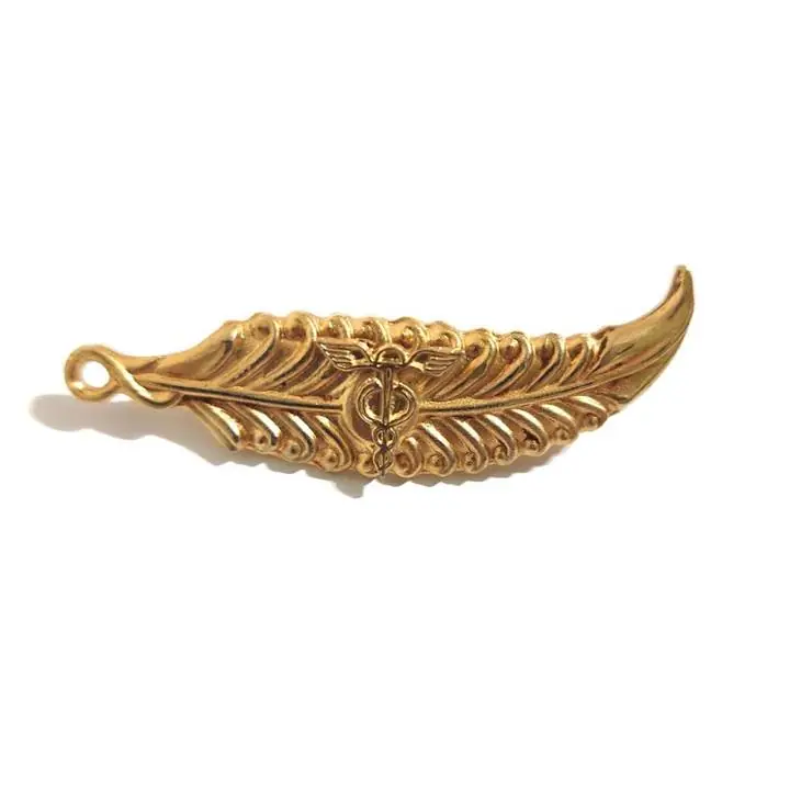 Pin Metalico Aptitud Dorado Pluma Militar Clip Cargo 6,5cms usado como nuevo