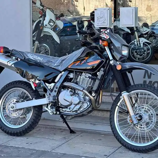 Suzuki Dr 650 2026 con bolso shad original 0km