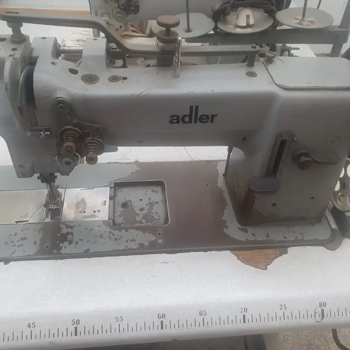 Doble aguja triple arrastre adler