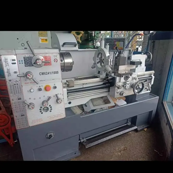 Torno paralelo NUEVO de 1000 mm x 410 mm con reglas digitales y muchos accesorios