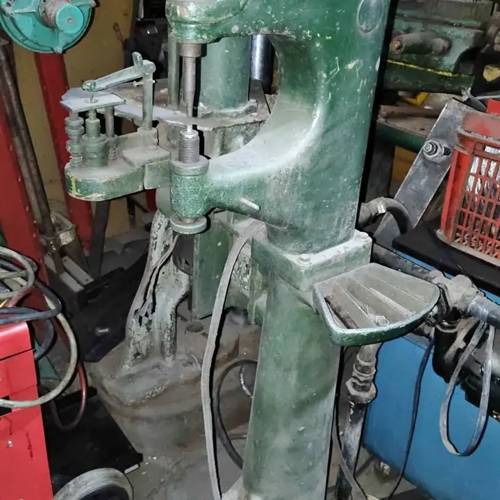 Remachadora de cintas de freno JUMA Maquinarias