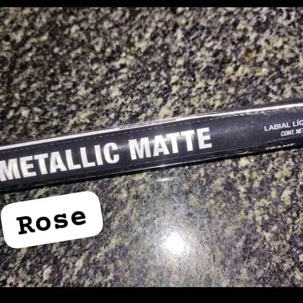Labial líquido Metallic rose vto 12/25