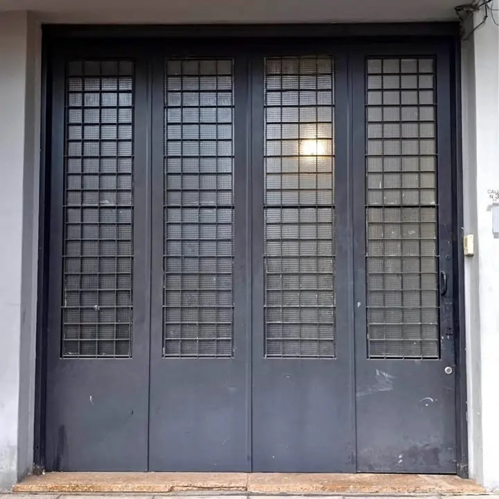Portón de cochera con ventana 4 hojas 2,90 mts x 3 mts de alto