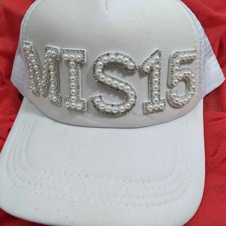 Gorras de quince y novias decoradas