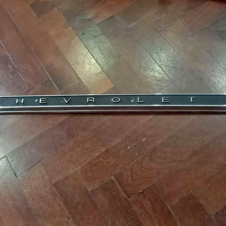 Chevrolet 400 moldura tapa baúl