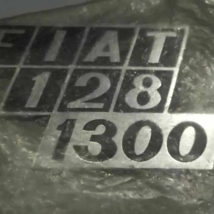 Fiat 128 1300 insignia trasera original