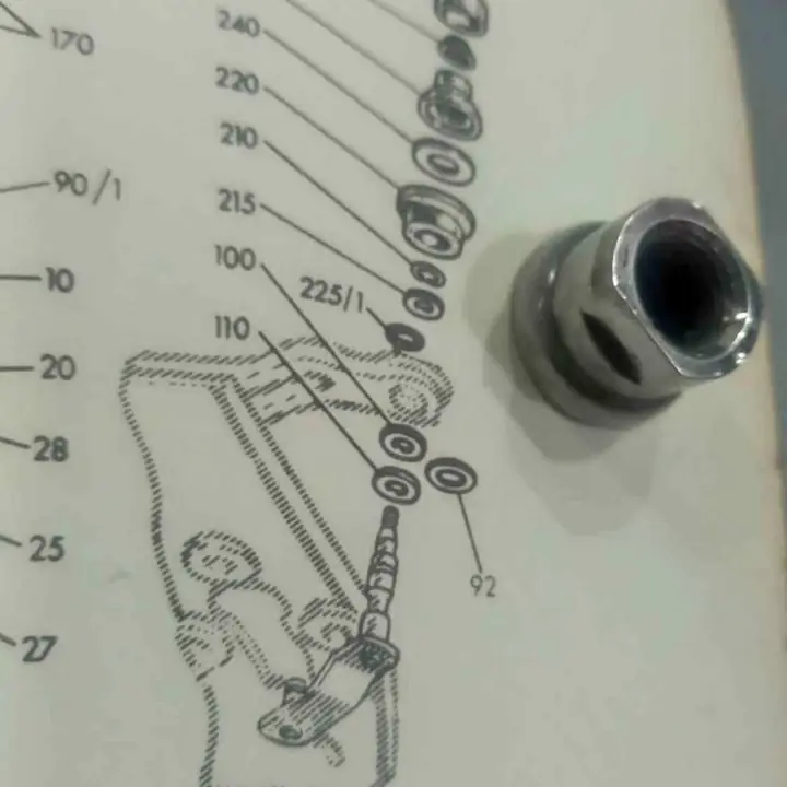 Fiat 600 tuerca sujeccion eje limpiaparabrisas