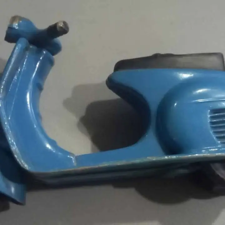 Antigua moto vespa a friccion