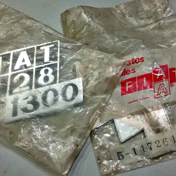 Fiat 128 1300 insignia cromada nueva x unidad