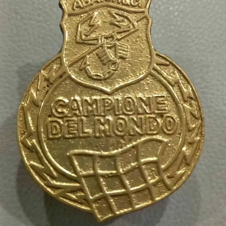 Abarth insignia de bronce