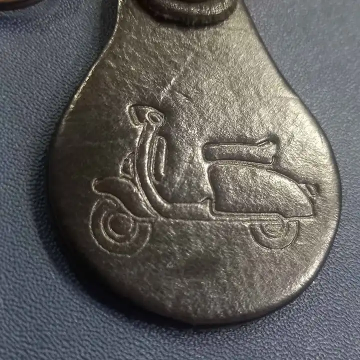Vespa scooter llavero cuero