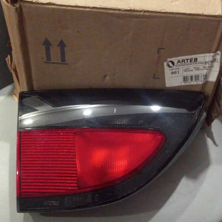Renault Megane faro trasero izquierdo en caja