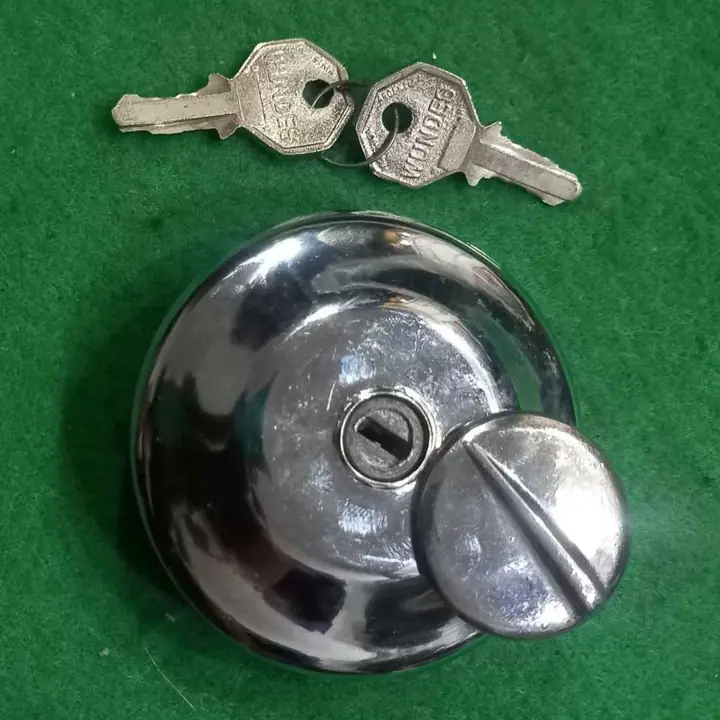 Tapa de nafta con llave